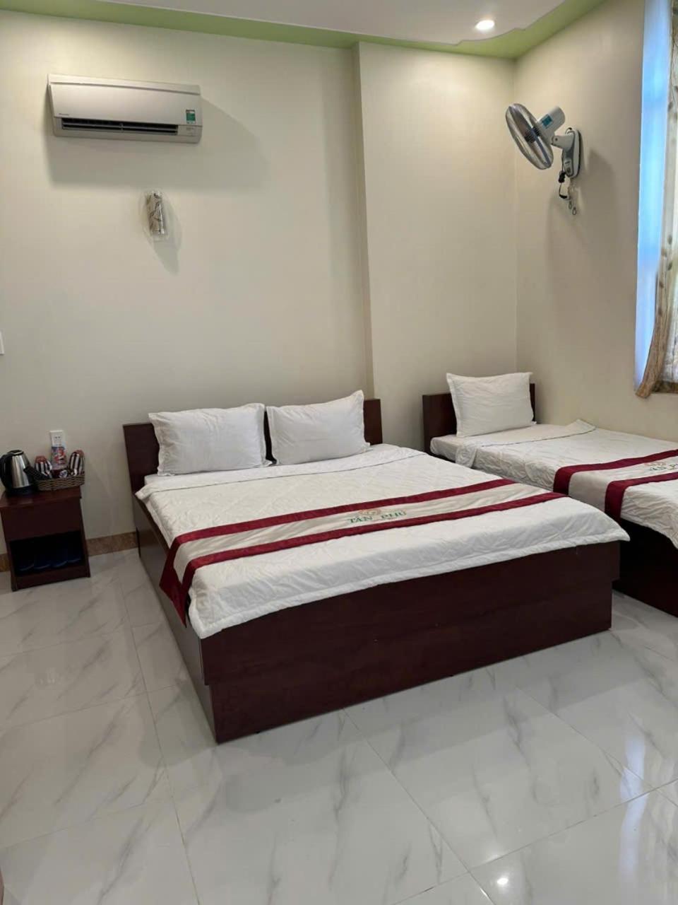 Hotel Tan Phu Лаги Экстерьер фото