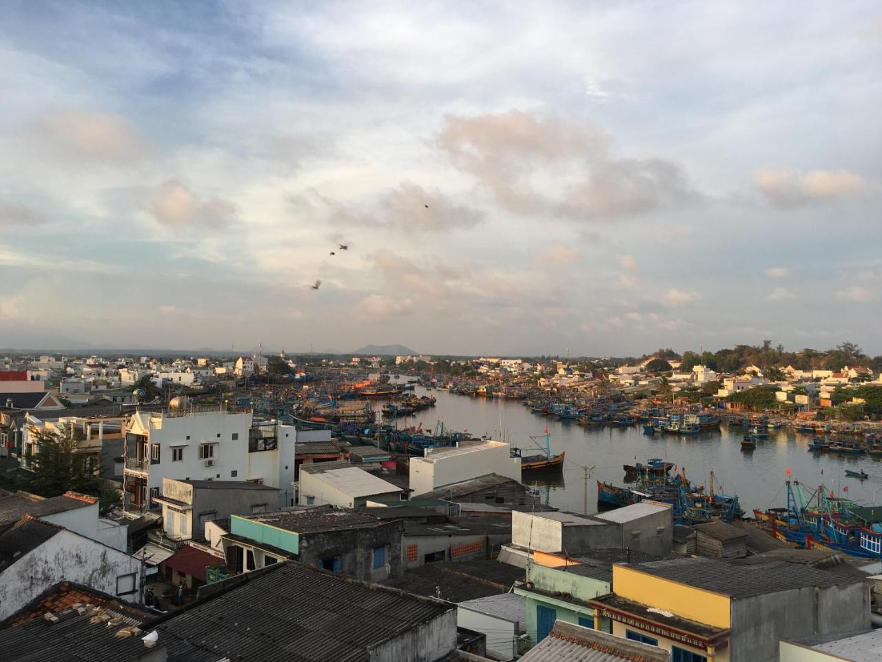 Hotel Tan Phu Лаги Экстерьер фото